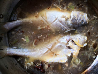 家焖黄花鱼,大约焖15分钟左右，加入少许白糖，改成大火收汁，出锅前可加入少许盐调味。