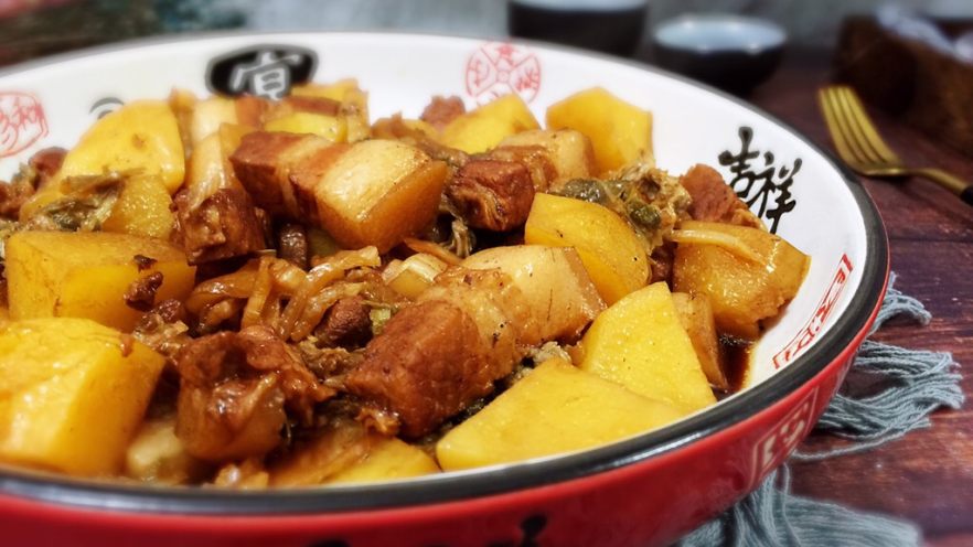 红烧肉炖土豆酸菜 