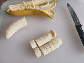 百变水果  水果沙拉,香蕉去皮，切小块，