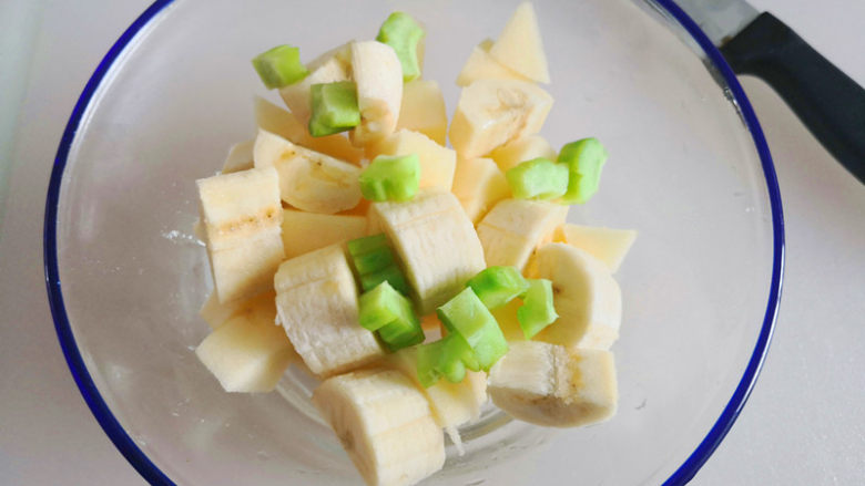 百变水果  水果沙拉,6.	把苹果，香蕉，苦瓜放在一个大碗里，