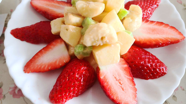 百变水果  水果沙拉,将拌好的水果放到草莓中间，