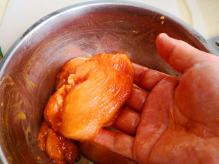 烤鸡排,用手反复揉搓，按摩，目的是让蜜汁料更好的包裹在鸡胸肉外面，使鸡胸肉更加入味，腌制30分钟以上，