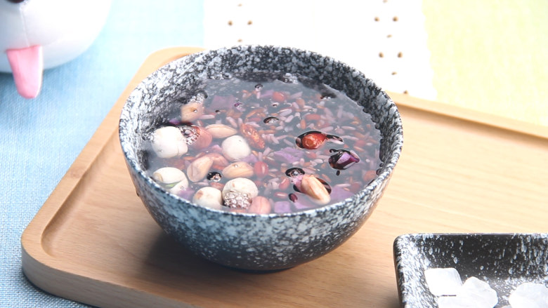 紫薯黑米粥,3、加水浸泡约4小时

（夏季可缩减浸泡时间，冬季适当延长浸泡时间即可。也可以不浸泡而直接煮制，但需要煮更长时间）。