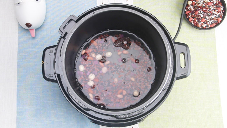 紫薯黑米粥,5、将所有食材倒入高压锅内。