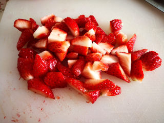 冰雪奇缘蛋糕,草莓洗净，用厨房用纸吸干水分，切成适合的小块，