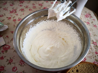 冰雪奇缘蛋糕,淡奶油取200克，加入20克糖，打发至不流动状态，不要打得太硬，否则抹面会粗糙，