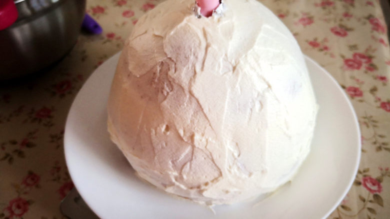 冰雪奇缘蛋糕,插入蛋糕中间，再把蛋糕用淡奶油抹平，