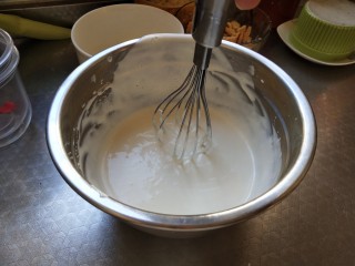 冰淇淋奶糕,再把搅拌好的奶油吉利丁液倒回剩下的全部奶油中继续搅拌均匀