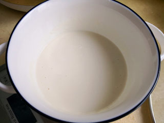 快手早餐之鸡蛋饼,中筋面粉加入清水搅打均匀，即无颗粒，