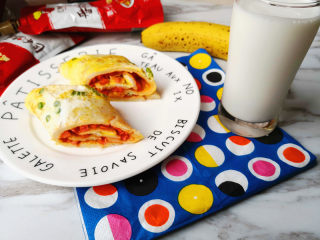 快手早餐之鸡蛋饼,最后切成大小适中的块，放在盘子里，配上一杯热牛奶，
