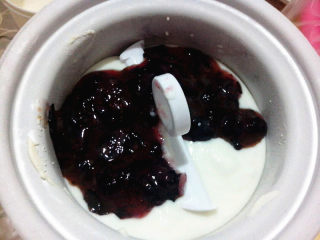 百变水果  蓝莓冰淇淋,然后取出冷冻了12个小时以上的冰淇淋桶，将原料都放入，