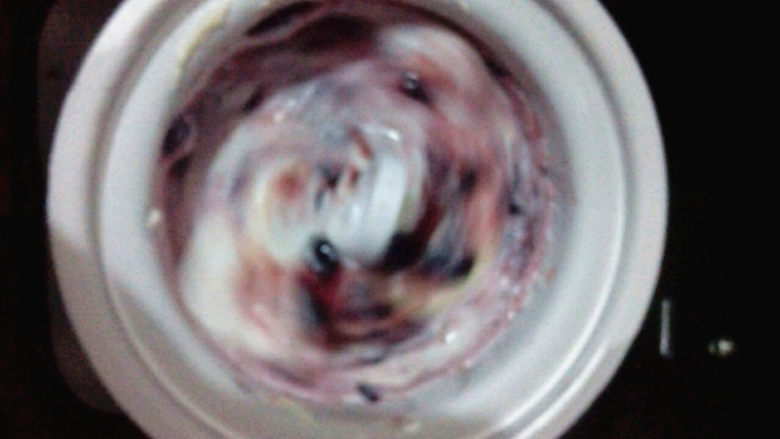 百变水果  蓝莓冰淇淋,面包机启动和面程序，大约25分钟左右，搅拌的时间长一点，会使冰淇淋原料融合的更均匀，