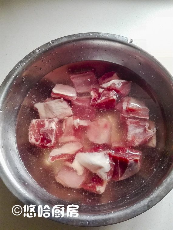 红焖羊肉,羊肉提前在清水中浸泡，去掉血水，浸泡的过程中要换几次清水