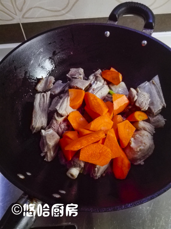 红焖羊肉,放入胡萝卜炒匀。