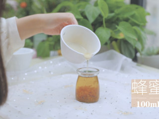 桂花蜜的3+1种有爱吃法「厨娘物语」,装入罐中，加入100ml蜂蜜。