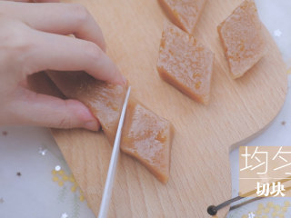 桂花蜜的3+1种有爱吃法「厨娘物语」,继续在蒸10分钟，取出切斜块摆盘。