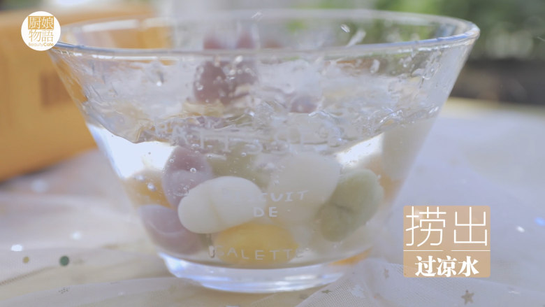 桂花蜜的3+1种有爱吃法「厨娘物语」,煮至浮起，捞出过凉水。