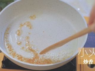桂花蜜的3+1种有爱吃法「厨娘物语」,锅内倒入10ml食用油、15ml桂花蜜小火炒香。