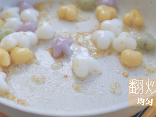 桂花蜜的3+1种有爱吃法「厨娘物语」,加入煮好的年糕，翻炒均匀微微收汁，盛出装碗。
