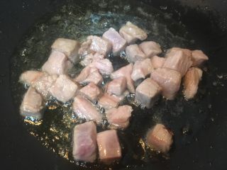 莲藕肉丁,热锅热油放入肉丁翻炒变色。