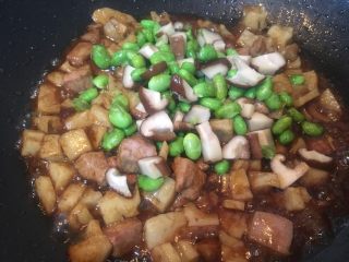 莲藕肉丁,放入炒好的香菇豆子。