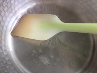 糖烤栗子（烤箱版）,将水和糖放入锅里加热融化