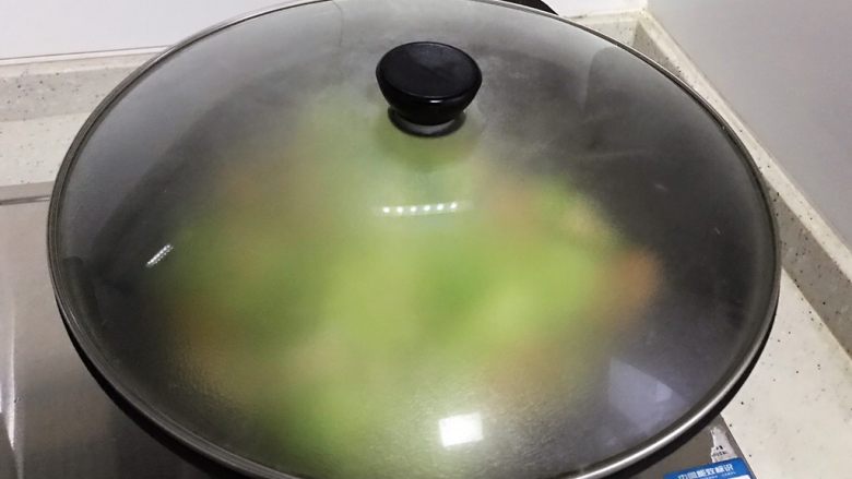 蚝油杏鲍菇卷心菜虾干,盖上锅盖，转中小火，焖煮3.4分钟