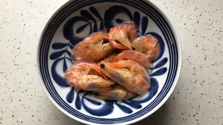 蚝油杏鲍菇卷心菜虾干,虾壳跑软就可以了，捞出来