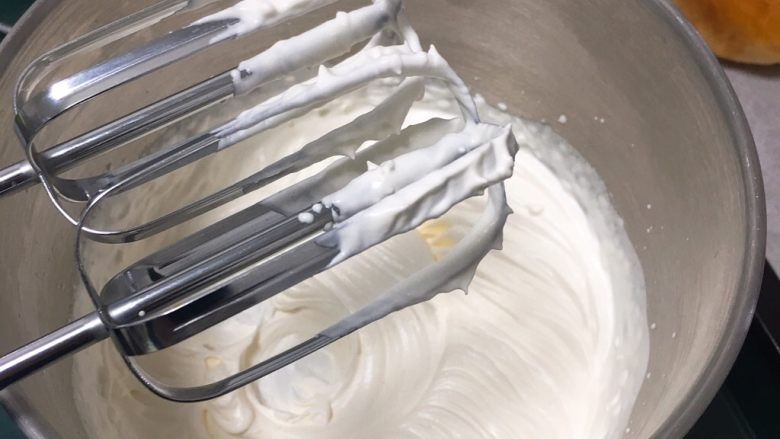 奶油餐包,用打蛋器打至可以裱花的状态。