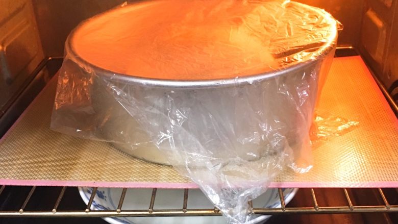奶油餐包,烤箱发酵档，底部放一碗热水，发酵60分钟，天气冷30分钟更换一次热水。