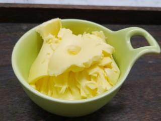 珍妮曲奇花,黄油一定要软化到位、软化到手指可以轻松按下去。但不能软化成液体、会没有支撑力、烤完的曲奇花纹会消失。