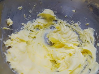 珍妮曲奇花,黄油用电动打蛋器低速打发至颜色变淡、体积膨大、呈羽毛状。