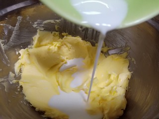 珍妮曲奇花,分二次加入牛奶、每次都要使牛奶和黄油打至完全融合、直到牛奶全部加完。