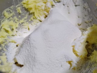 珍妮曲奇花,加入过筛的低筋面粉、奶粉、玉米淀粉。