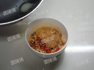 蒜泥白肉,用炒锅烧热植物油乘热淋在蒜蓉碗内，搅拌均匀，加入芝麻香油。