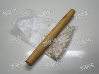 蒜泥白肉,炒熟花生和熟芝麻放入结实的塑料袋中用擀面棍碾碎。