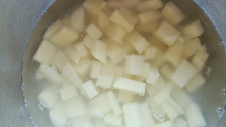 土豆炖猪肉粉皮,用清水淘洗一下，捞出沥干