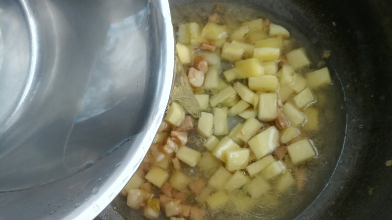 土豆炖猪肉粉皮,加适量的水