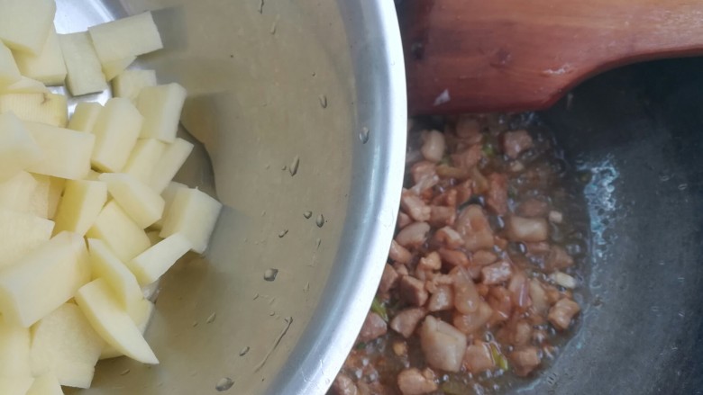 土豆炖猪肉粉皮,倒入土豆块翻炒均匀