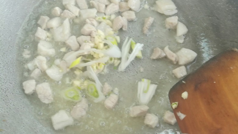 土豆炖猪肉粉皮,煸炒至颜色变白后放入葱蒜爆香