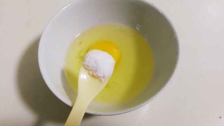 蒜香南瓜面疙瘩,鸡蛋打入碗中放少许盐