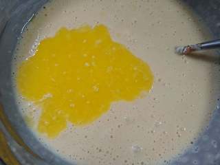 百变水果 糖苹果华夫饼,面糊搅拌均匀后加入溶化的黄油
