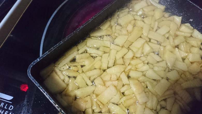 百变水果 糖苹果华夫饼,加入苹果碎慢慢熬煮