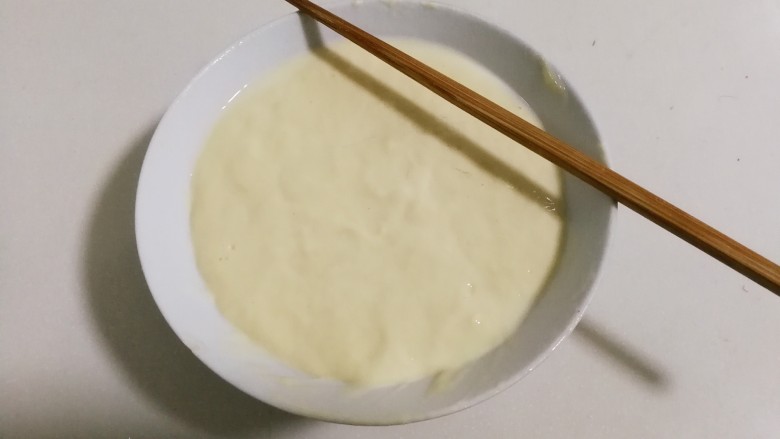 蒜香南瓜面疙瘩,将碗中面团表面沾满水，筷子也沾上水