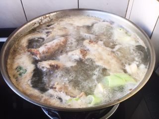 麻辣鸡脖,大火煮开，煮约1～2分钟。