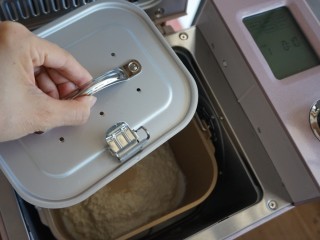 椰蓉花朵面包,将面包桶放入到东菱JD08面包机里，选择和面程序十分钟
