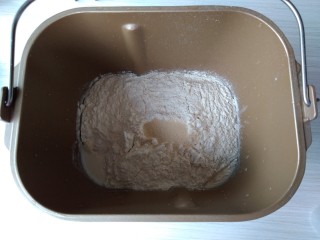椰蓉花朵面包,倒入面粉，在面粉顶端加入酵母