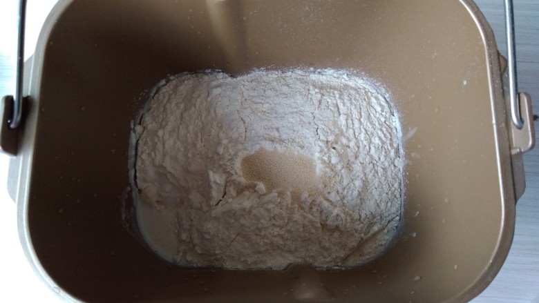 椰蓉花朵面包,倒入面粉，在面粉顶端加入酵母