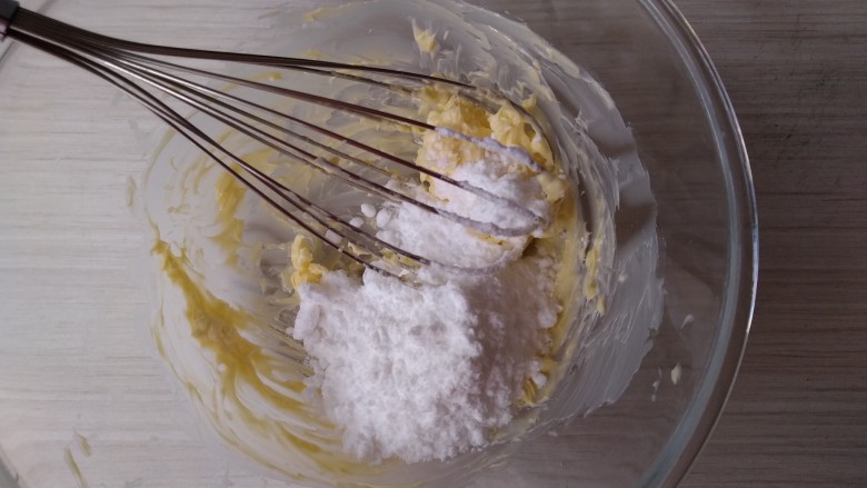 椰蓉花朵面包,再等待面团发酵的时候可以制作馅料，配方在简介里有，将黄油软化加糖粉搅拌