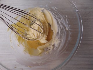 椰蓉花朵面包,打至黄油体积膨大，颜色变浅，分多次加入蛋液拌匀，不要一下子倒入蛋液哟